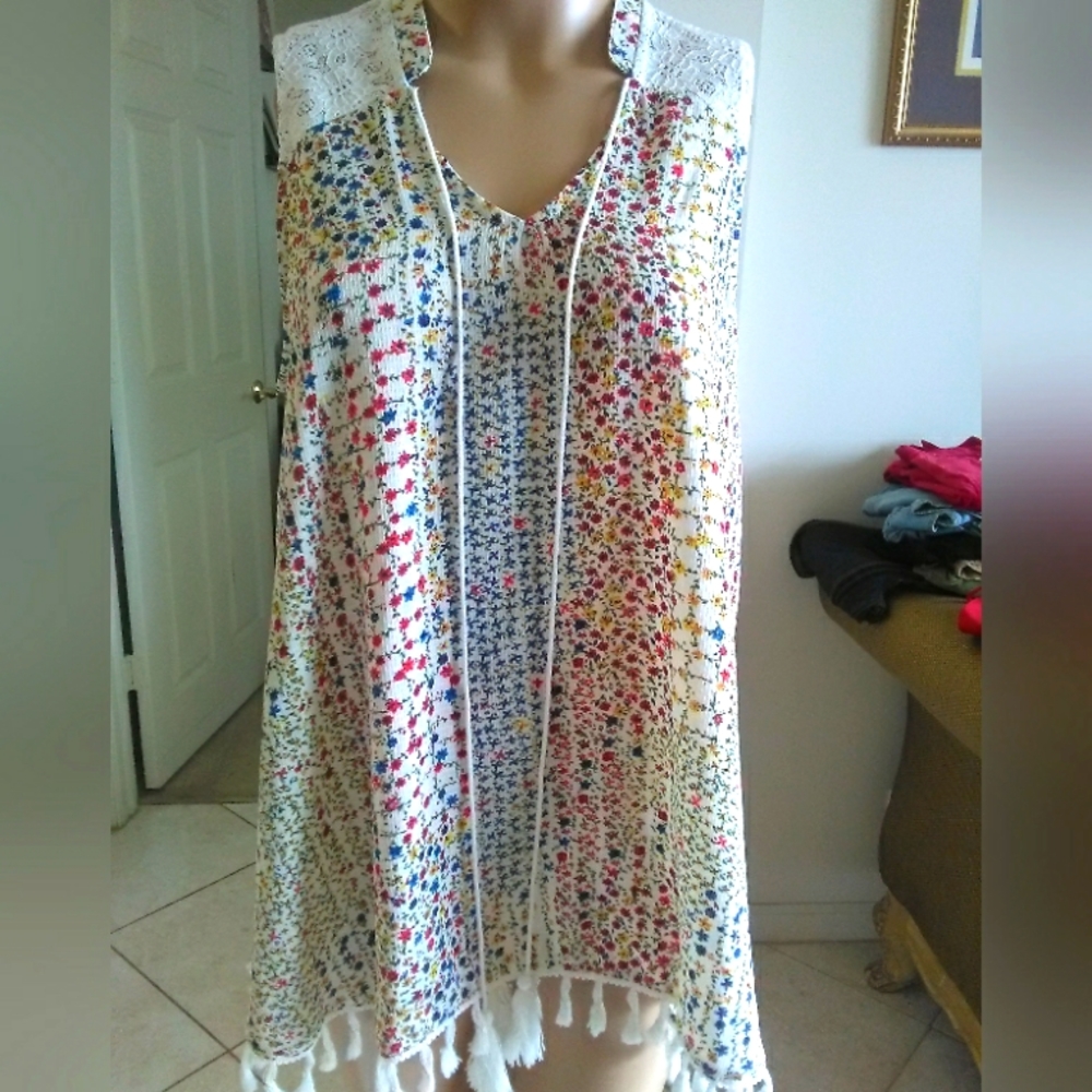 BNWOT BOHO FLORAL TOP W/ TASSELS & LACE IN BACK SZ.LG BY TWENTY TWO PRETTY